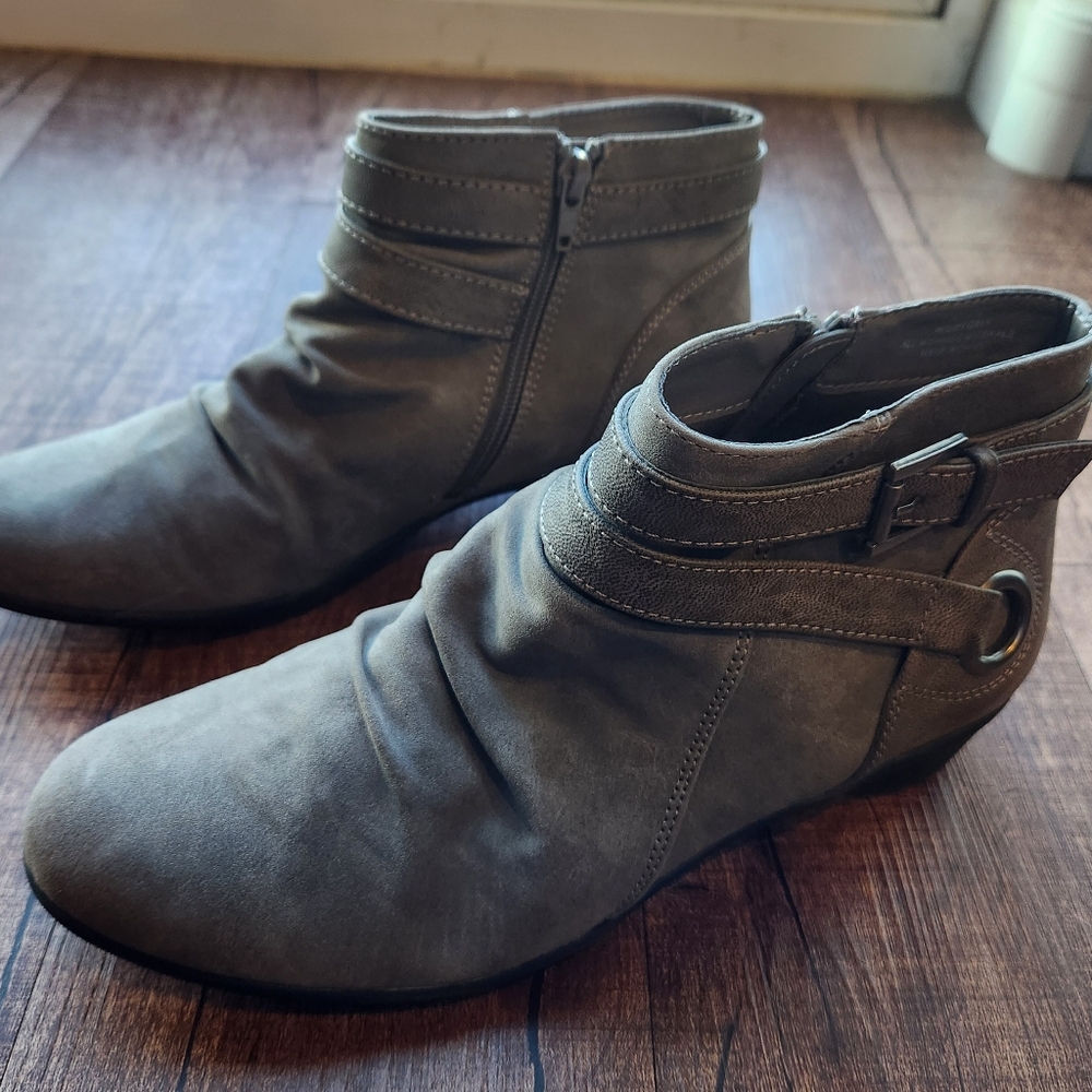 Boots - Picture 3 of 4